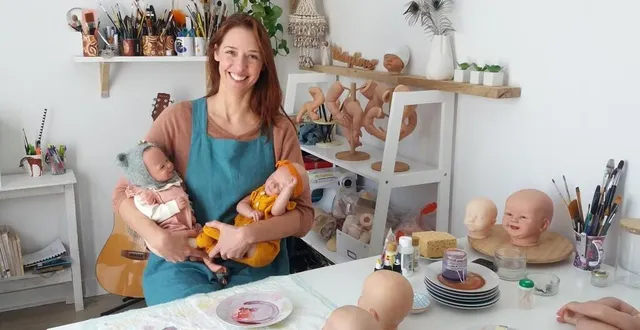 photo  adeline ginguené, avec, à gauche, un bébé créé depuis un moule d’artiste, et, à droite, un bébé créé depuis le scan d’un vrai bébé.  &copy;  le maine libre 