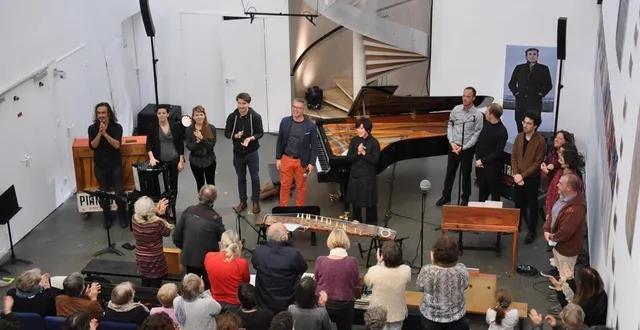 photo  guillaume fournier, entouré de tous les artistes des 24h piano, reçoit les applaudissements des spectateurs.  &copy;  le maine libre 