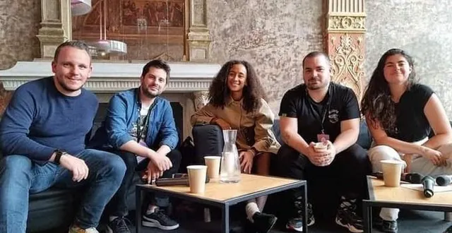 photo  damien jodeau (deuxième à gauche), aux côtés de l’ex-candidate de koh-lanta, shanice, et de l’équipe du podcast « autour du feu ».  &copy;  photo : damien jodeau 