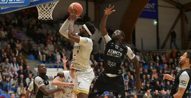 photo  arnaud-william adala moto, balle en main, et les lorientais ont dominéles rennais de mohammed faye, ce mardi soir.  &copy;  sylvain beauval 