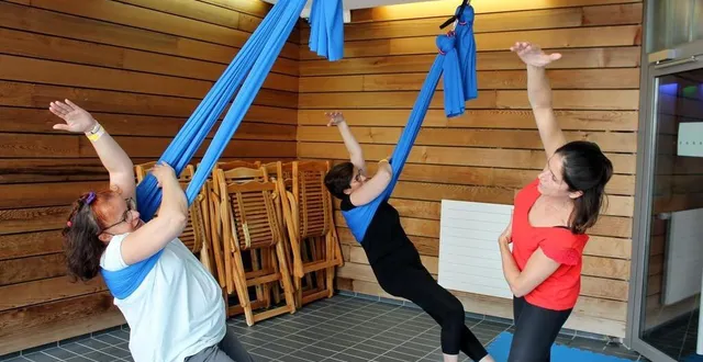 photo  bérengère plat-bodénan guidant ses élèves lors du premier cours de fly yoga à sablé-sur-sarthe, lundi 20 septembre 2021, au centre aquatique.  &copy;  ouest-france 