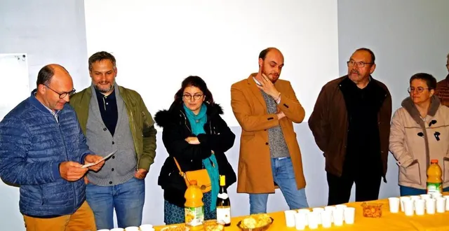 photo  de gauche à droite : michel legalle, maire ; arthur lenègre, l’ancien pharmacien ; stéphanie busnot, employée de la pharmacie ; titouan leroyer, le nouveau pharmacien ; michel chancerel, 1er adjoint, céline levée, 2e adjoint.  &copy;  ouest-france 