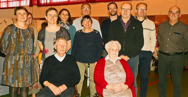 photo  au premier rang daniel dufay et marie bouvet les doyens de la journée, entourés par les serveurs.  &copy;  ouest-france 
