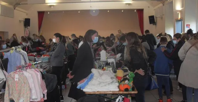 photo  trente-neuf exposants étaient répartis dans la salle gaston-langevin et le hall d’entrée ce dimanche 24 octobre au baby broc organisé par le comité des fêtes de trangé.  &copy;  le maine libre 