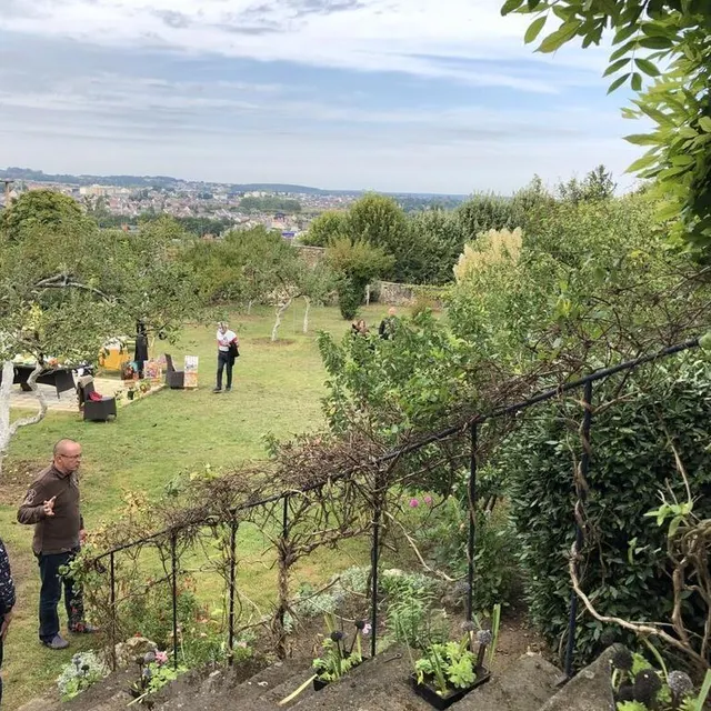 photo superbe découverte du jardin de l’hôtel olympe de montessuy avec une vue à couper le souffle.  ©  ouest-france