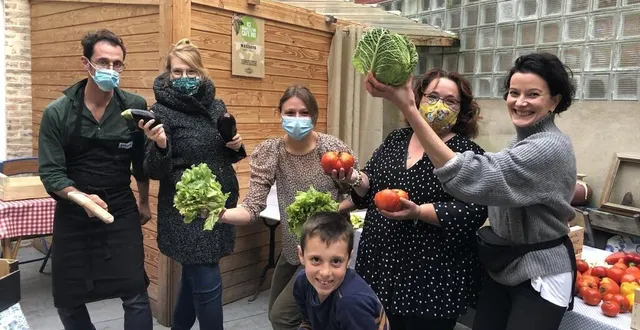 photo  des habitants d’alençon se retrouvent chaque mercredi au restaurant bio en herbe pour une disco soupe.  &copy;  ouest-france 