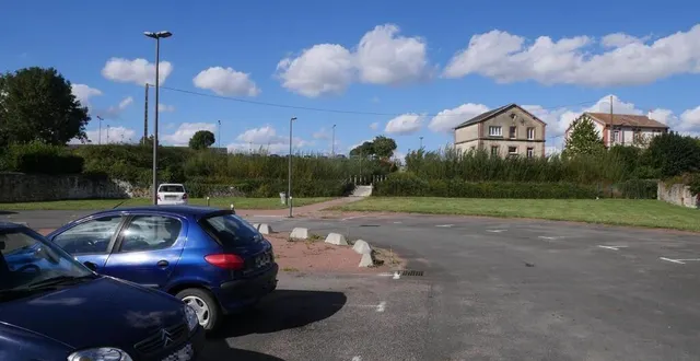 photo  le site choisi pour accueillir la future maison de santé pluriprofessionnelle du pays sabolien se situe entre le parking de la gare et le parking de la rue saint-denis.  &copy;  le maine libre 
