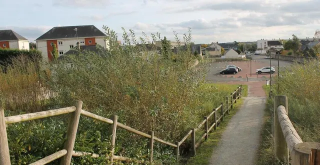 photo  la future maison de santé pluridisciplinaire intercommunale pourrait être installée sur deux niveaux, là où se situe actuellement le cheminement piéton entre le grand parking de la gare et le parking de la rue saint-denis.  &copy;  ouest-france 