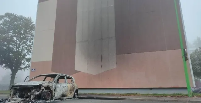 photo  treize véhicules ont brûlé dans la nuit de mardi 26 à mercredi 27 octobre 2021, dans le quartier de perseigne, à alençon.  &copy;  ouest-france 