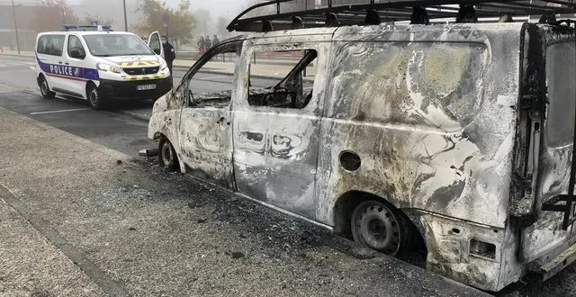 photo  une carcasse de véhicule incendié devant le centre social paul-gauguin, dans le quartier de perseigne à alençon.  &copy;  ouest-france 