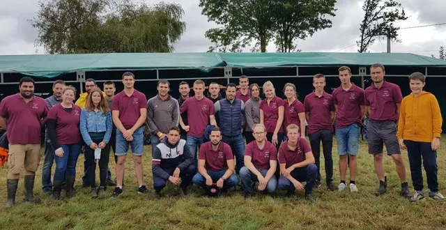photo  petite pause photo pour l’équipe des jeunes agriculteurs de tuffée accompagné des bénévoles  &copy;  le maine libre 
