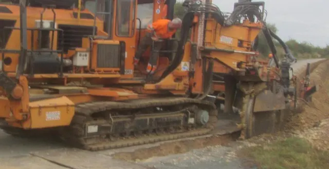 photo  les engins sont impressionnants : celui-ci tranche le sol, déroule le câble, dépose le sable et le filet protecteur.  &copy;  ouest-france 