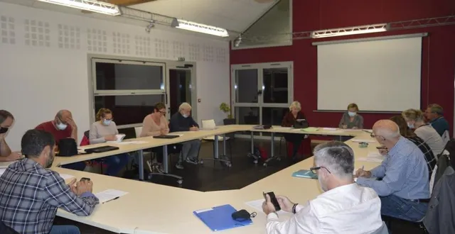 photo  l’ensemble des conseillers autour du maire.  &copy;  le maine libre 