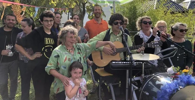 photo  l’amap du clos-vert (avec chantal douillet, sa présidente, au premier plan) compte une centaine de sociétaires aujourd’hui.  &copy;  ouest-france 
