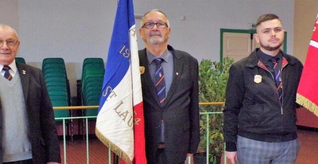 photo  maurice haroutel a remis deux insignes de porte-drapeau à bernard melin et à son petit-fils, maxime even. 
