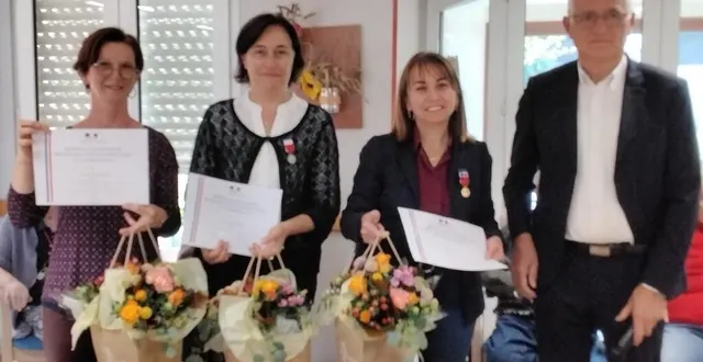 photo  murielle lelong, valérie heurtebise et élisabeth guillot accompagnées par le maire michel briffault.  &copy;  le maine libre 