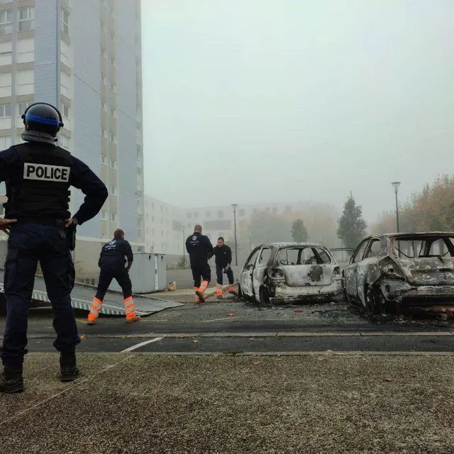 photo au lendemain des violences dans le quartier de perseigne à alençon, la police en train de surveiller le déblayage des voitures incendiées.  ©  ouest-france