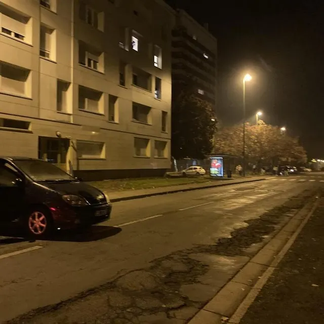 photo des voitures sont garées au travers des principales rues du quartier de perseigne, à alençon, dans la nuit du mardi 26 au mercredi 27 octobre 2021.  ©  ouest-france