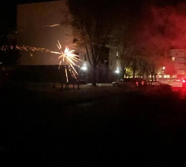 photo des tirs de mortiers accueillent l’arrivée des policiers et des gendarmes, vers 1 h du matin.  ©  ouest-france