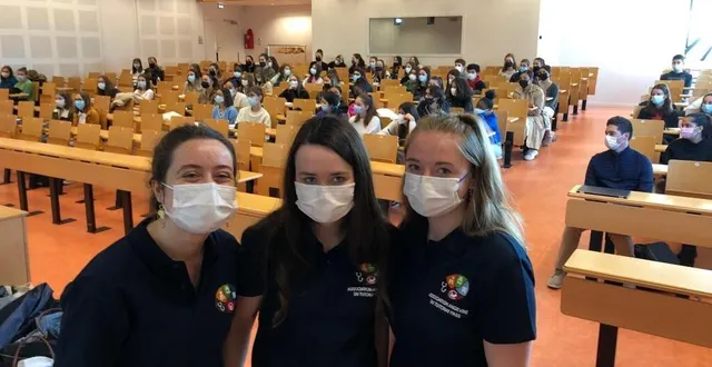 photo  angers, faculté de santé, le 23 octobre 2021. la présidente de la 2atp solveig le berre (à gauche) et les vice-présidentes clara soulard (au centre) et marine leproust au cœur de la journée découverte de la première année d’études en santé.  &copy;  co 