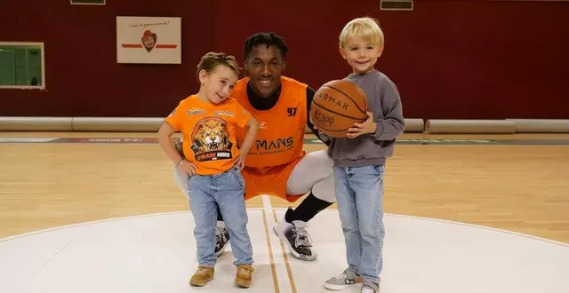 photo  ayden et son grand frère evan ont partagé un beau moment avec les basketteurs du msb.  &copy;  photo msb 