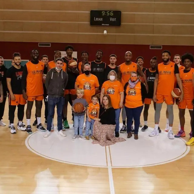 photo ayden et son grand frère evan ont partagé un beau moment avec les basketteurs du msb.  ©  photo msb