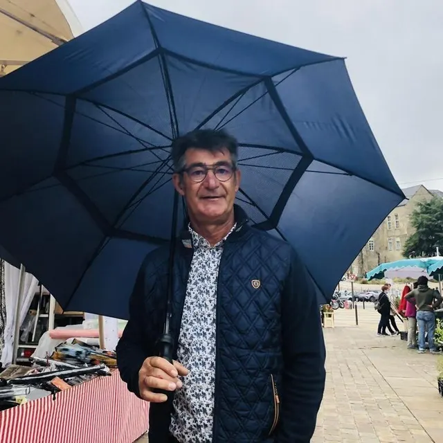 photo originaire de villaines-sous-malicorne, pierrick est au marché des jacobins depuis 1983. dimanche, le vendeur de parapluies clamait son ras-le-bol de changer de place pour la sixième fois.  ©  le maine libre
