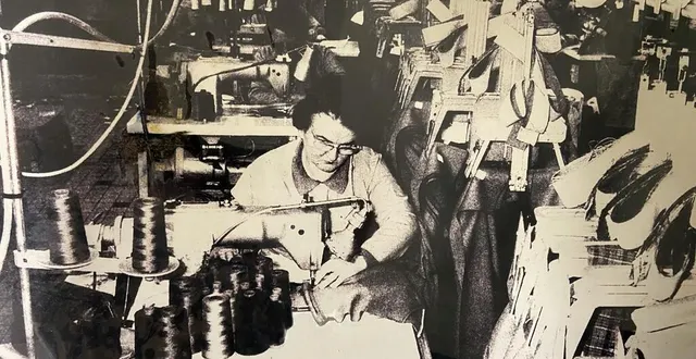 photo  une couturière au travail dans l’un des ateliers de kiplay.  &copy;  dr/kiplay 