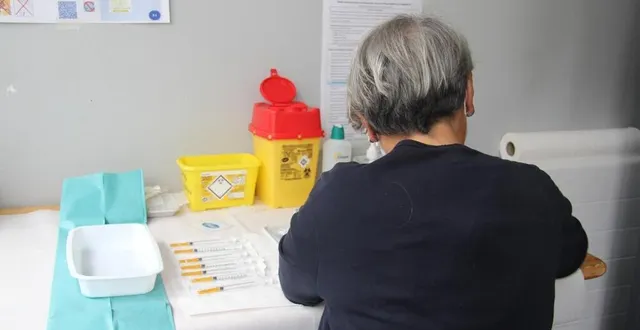 photo  une infirmière en train de préparer des vaccins (photo d’illustration).  &copy;  ouest-france 