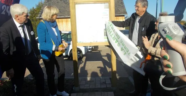 photo  guy fourmy dévoile le panneau présentant les itinéraires.  &copy;  le maine libre 