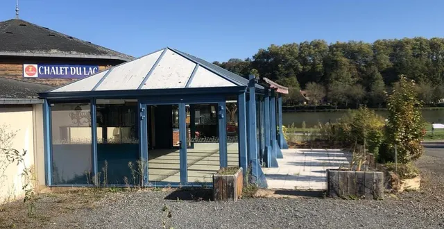 photo  le chalet du lac est situé au bord du plan d’eau de tuffé.  &copy;  le maine libre 