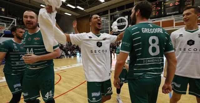 photo  la joie des vitréens, qui ont arraché le derby de haute lutte à rennes.  &copy;  julien kammerer 