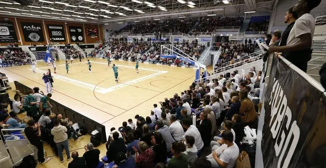 photo  le derby entre rennes et vitré a réuni 2 000 personnes, une première depuis bien longtemps à la salle colette-besson.  &copy;  julien kammerer 