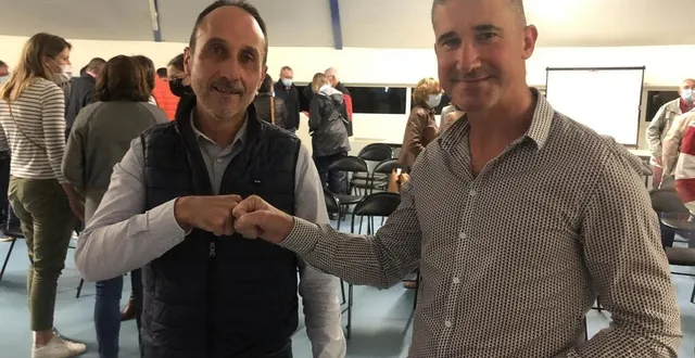 photo  emmanuel vigneron (à gauche), est désormais l’ancien président du vsf athlétisme. ici avec julien foreau (à droite), le nouveau président du club fertois.  &copy;  le maine libre 