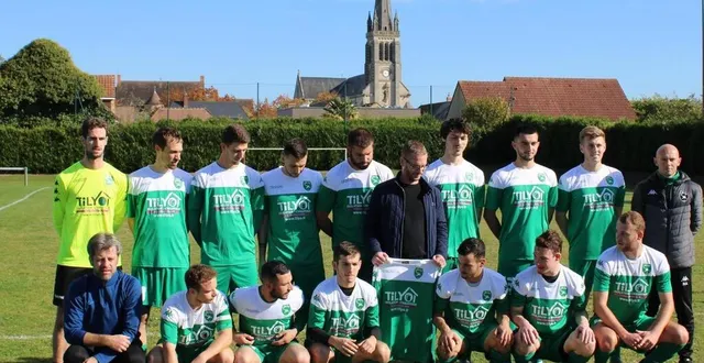 photo  un nouveau jeu de maillots et des gobelets recyclables ont été attribués à l’équipe a du club de football du cercle olympique de laigné-saint-gervais.  &copy;  ouest-france 