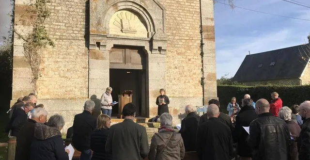 photo  cérémonie d’adieu au temple protestant de montilly-sur-noireau, dans l’orne, le 30 octobre 2021. sur les marches du temple : élisabeth vardon et la pasteure solange weiss.  &copy;  ouest-france 