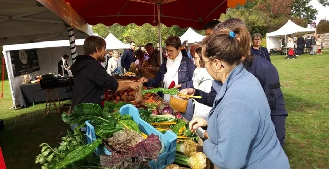 photo  chaque année, le marché gourmand attire la foule.  &copy;  archives ouest-france 