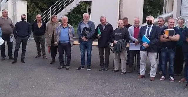 photo  25 personnes, membres du syndicat d’eau de l’anjou, de la saur et de l’ars, élus et citoyens étaient présents à la réunion.  &copy;  ouest-france 