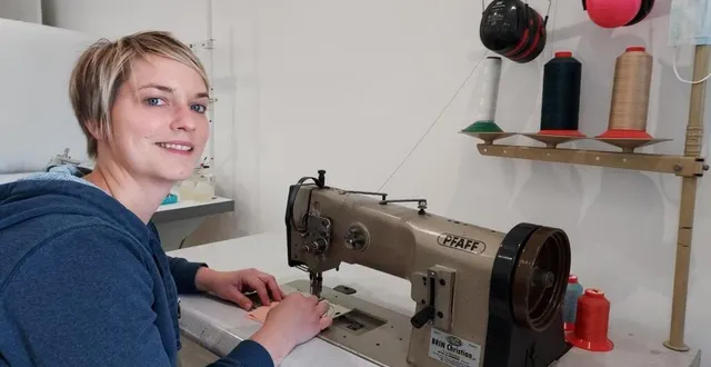 photo  céline brichard a créé son entreprise d’artisan tapissier à son domicile, avec l’aide précieuse de bastien, son mari. son atelier-showroom lui permet d’accueillir sa clientèle de designers, d’architectes ou de décorateurs, et tous particuliers désireux de réalisations sur mesure.  &copy;  ouest-france 