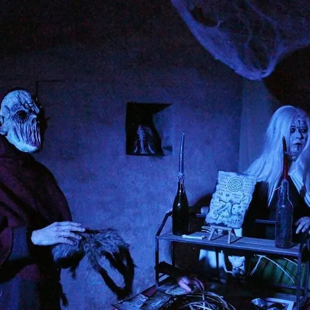 photo deux personnages angoissants de la deuxième salle du « manoir de la terreur ».  ©  ouest-france