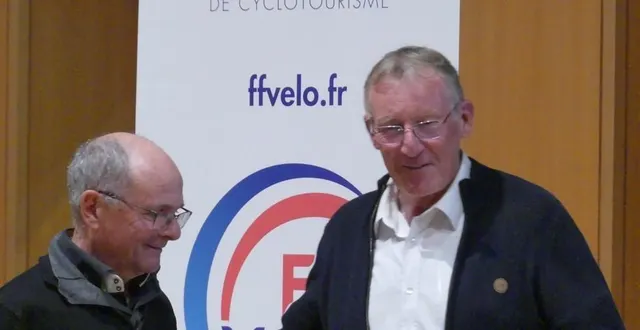photo  dominique naslin (à gauche), président des cyclos randonneurs du perche, accueille françois beaudouin, président du comité de l’orne de cyclotourisme.  &copy;  ouest-france 