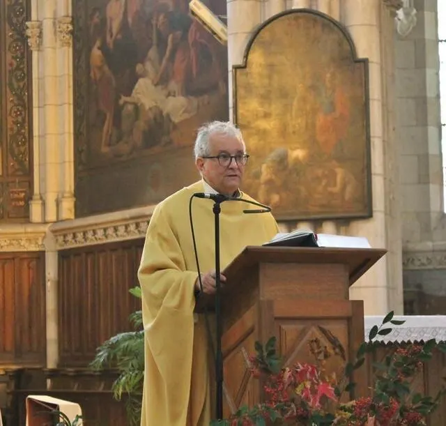 photo le prêtre hervé-marie cotten a célébré, ce lundi 1er novembre 2021, sa première messe de la toussaint depuis son arrivée à la tête de l’ensemble paroissial de sablé-sur-sarthe (sarthe).  ©  ouest-france