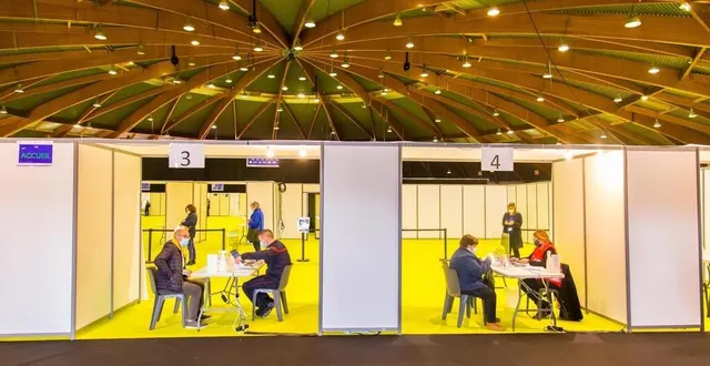 photo  le centre de vaccination de la rotonde du centre des expositions est géré par les pompiers sarthois.  &copy;  archives le maine libre – clément szczuczynski 