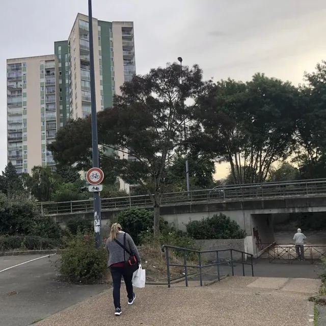 photo pour franchir la rocade, « une autoroute qui coupe le quartier en deux », les piétons empruntent un passage souterrain.  ©  ouest-france
