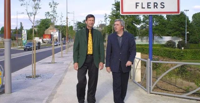 photo  yves goasdoué (droite) et patrick lesellier, nouveaux maires de flers et de la lande-patry, en mai 2003 sur l’avenue de la liberté.  &copy;  archives ouest-france 