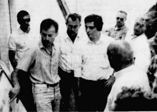 photo yves goasdoué, alors directeur de cabinet du maire michel lambert, lors d’une visite de la station d’épuration de flers, en juillet 1989  ©  archives ouest-france