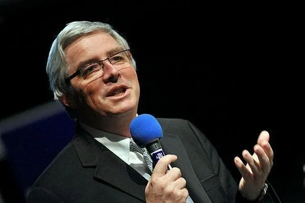 photo yves goasdoué, maire de flers, lors des soirées de la reconstruction, le 5 mai 2009.  ©  archives ouest-france