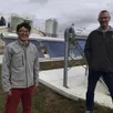 photo  liqun feng, l’entrepreneur, a conçu la centrale solaire thermique qui permet à frédéric vaucelle, l’éleveur, de préparer le lait en poudre pour ses veaux, dans le bâtiment situé à l’arrière plan. 