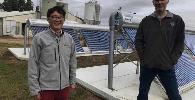 photo  liqun feng, l’entrepreneur, a conçu la centrale solaire thermique qui permet à frédéric vaucelle, l’éleveur, de préparer le lait en poudre pour ses veaux, dans le bâtiment situé à l’arrière plan.  &copy;  ouest-france 