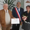 photo bruno boulay, le maire actuel, entre jean-claude chollet, l’ancien maire, et son épouse josette, qui fêtent leurs 50 ans de mariage.